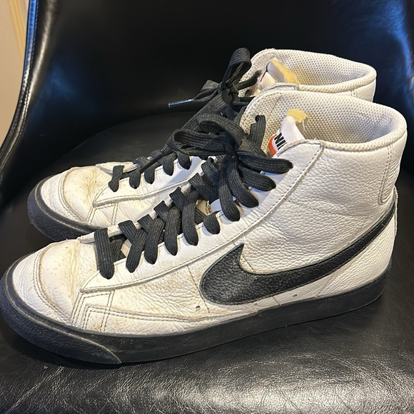 Nike size 8.5 - Picture 2 of 3